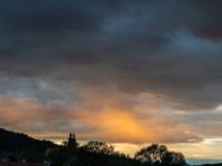 Eine Schleierwolke beginnt orangegelb zu leuchten